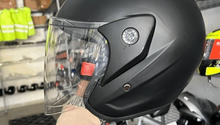 Balenciaga Motosiklet Kaskı: Lüks ve Güvenlik Bir Arada